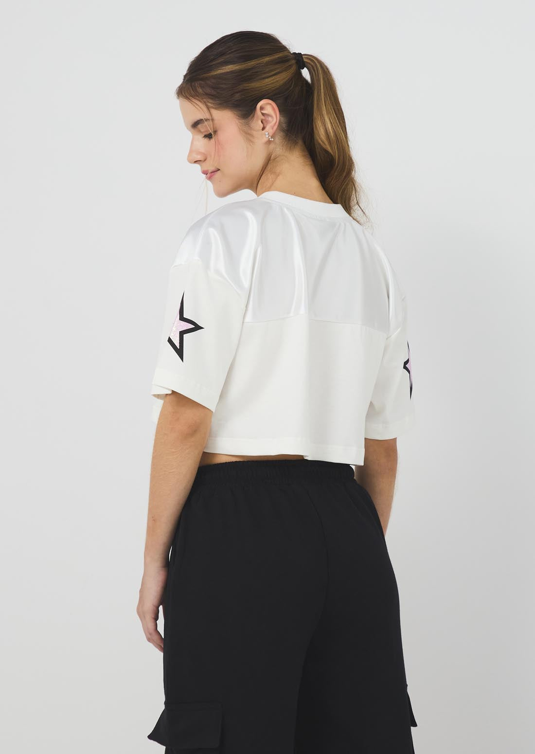 Camiseta marfil con cuello en V para jóvenes