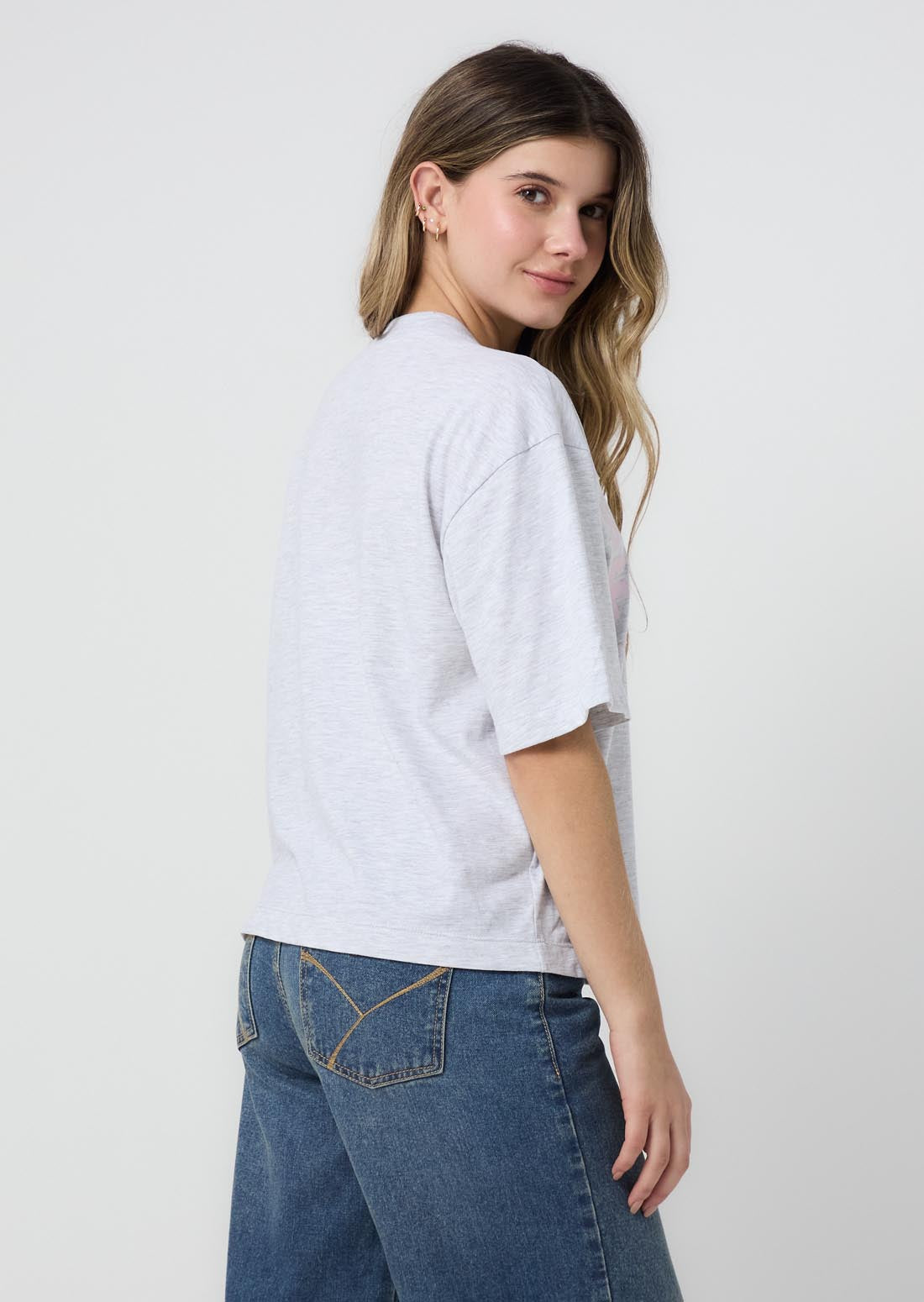 Camiseta gris con estampado en frente para jóvenes