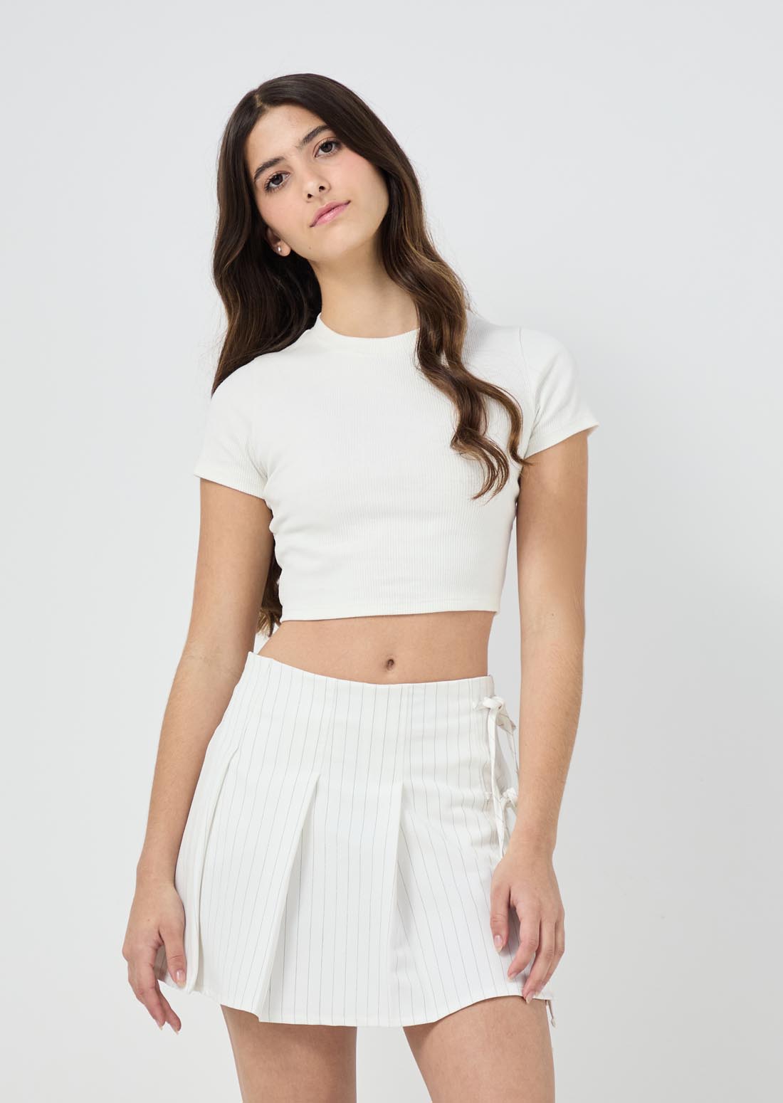 Camiseta marfil con amarre en espalda para jóvenes