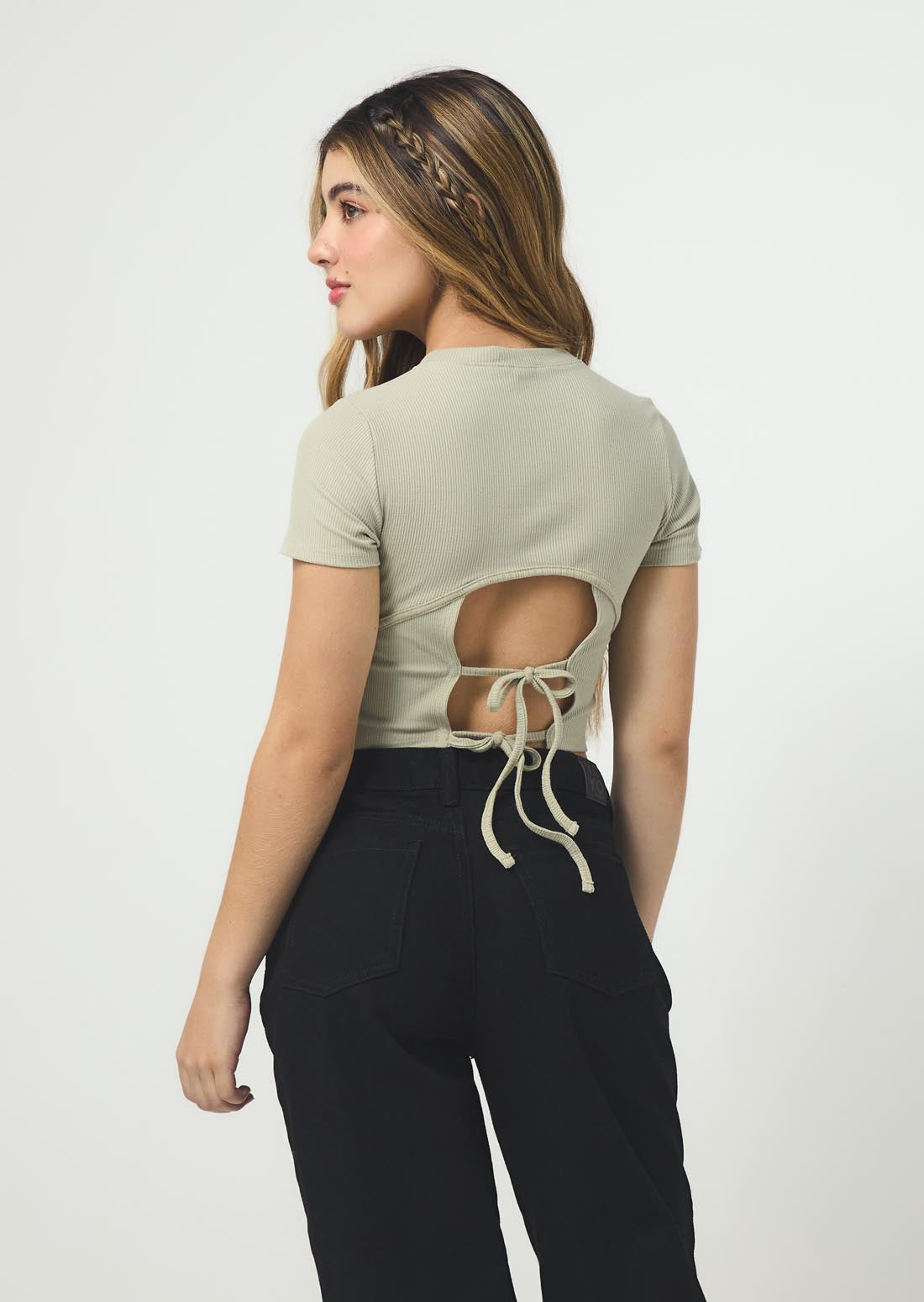 Camiseta pistacho con amarre en espalda para jóvenes
