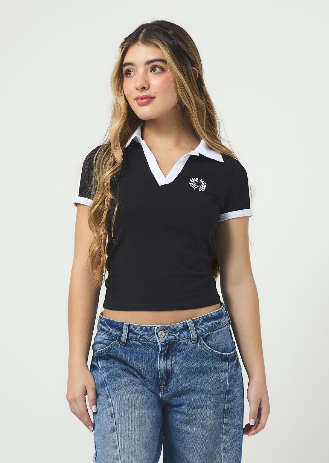 Camiseta negra tipo polo para jóvenes