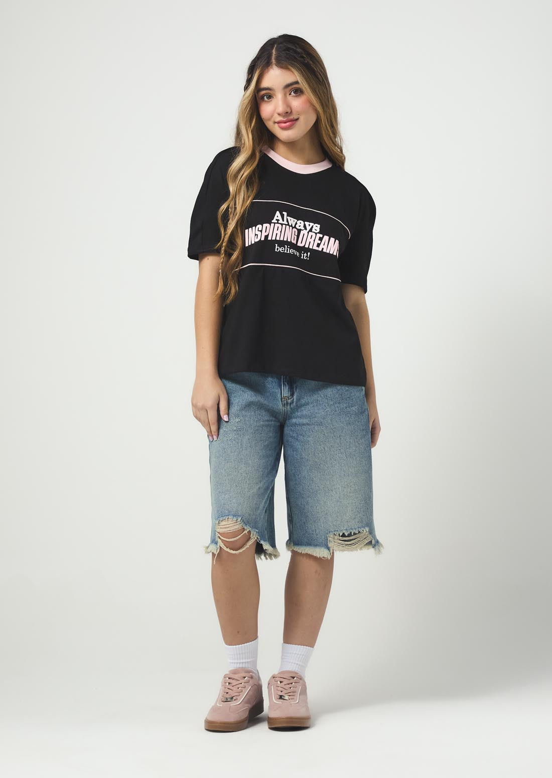 Camiseta negra con estampado en frente para jóvenes