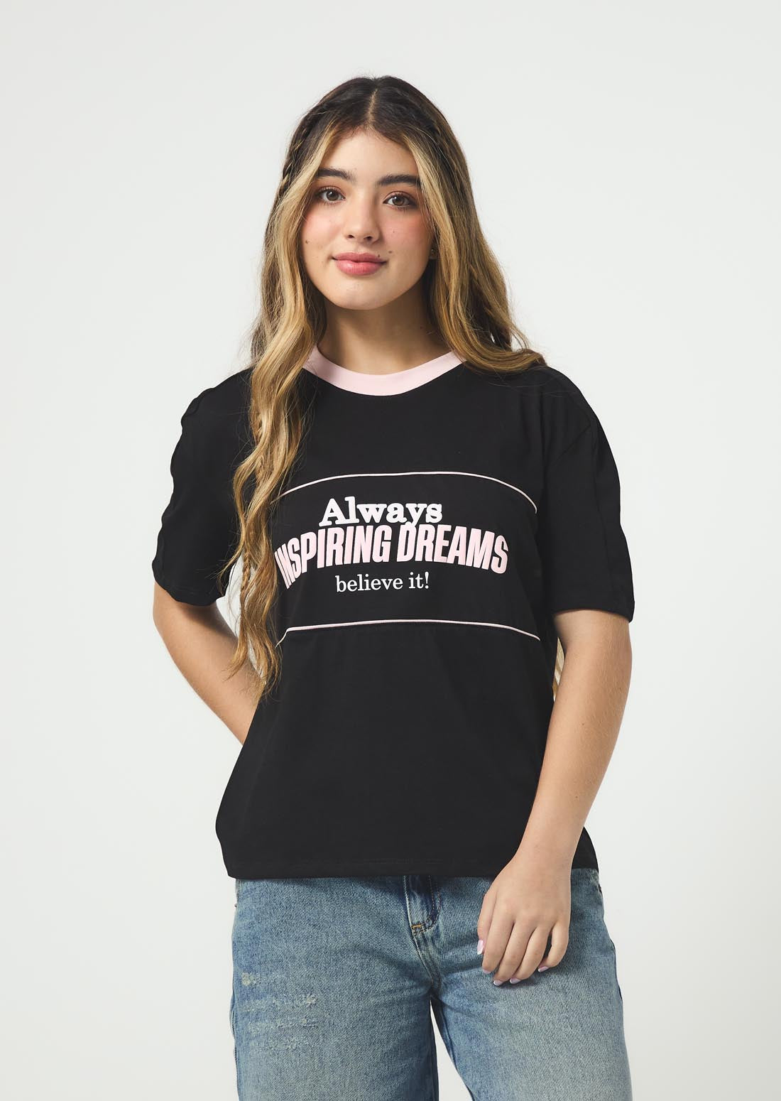 Camiseta negra con estampado en frente para jóvenes