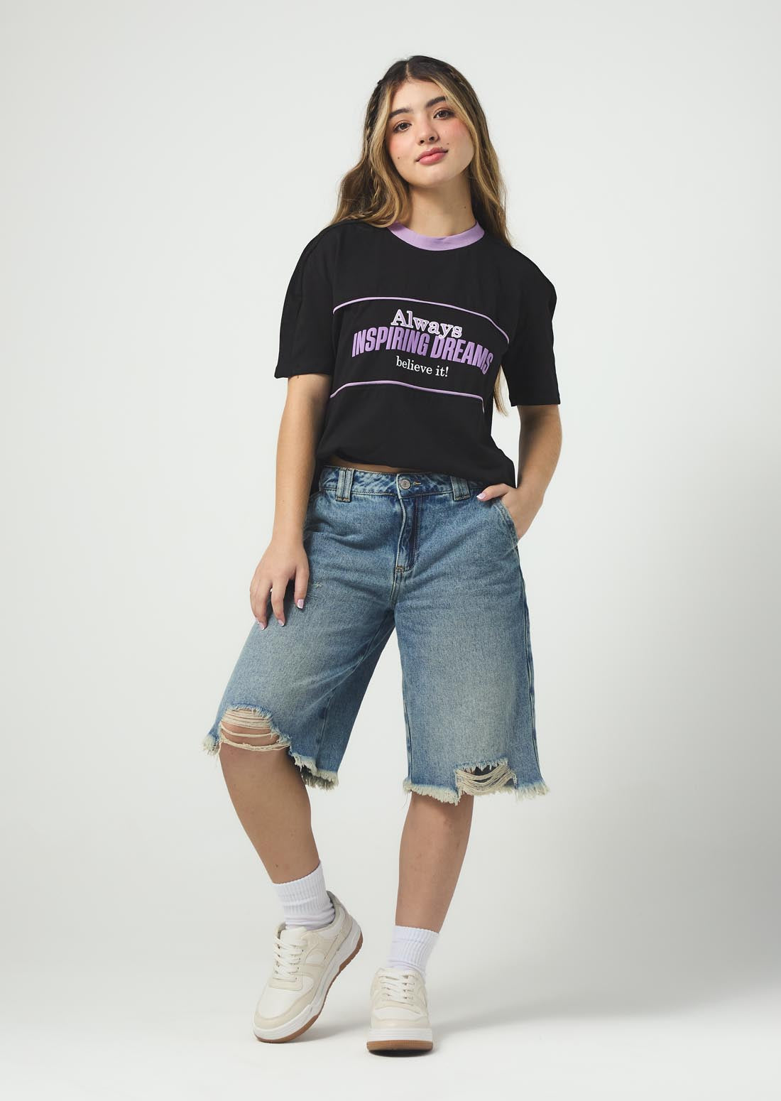 Camiseta negra con frente estampado para jóvenes