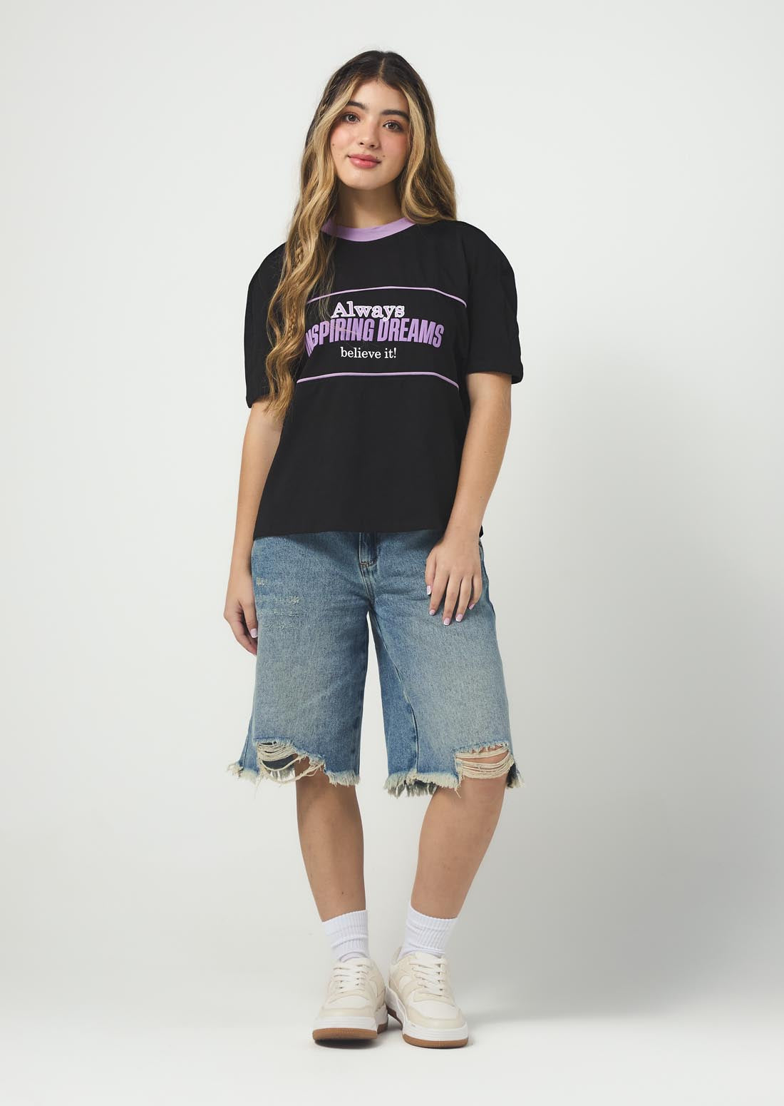 Camiseta negra con frente estampado para jóvenes