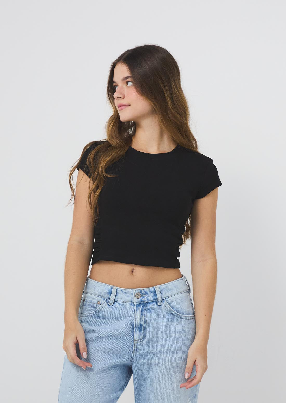 Camiseta negra con recogido en costados para jóvenes