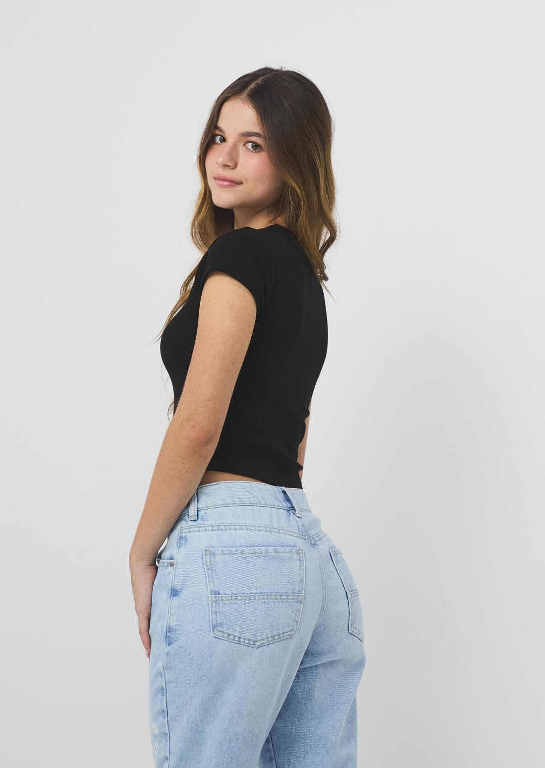 Camiseta negra con recogido en costados para jóvenes