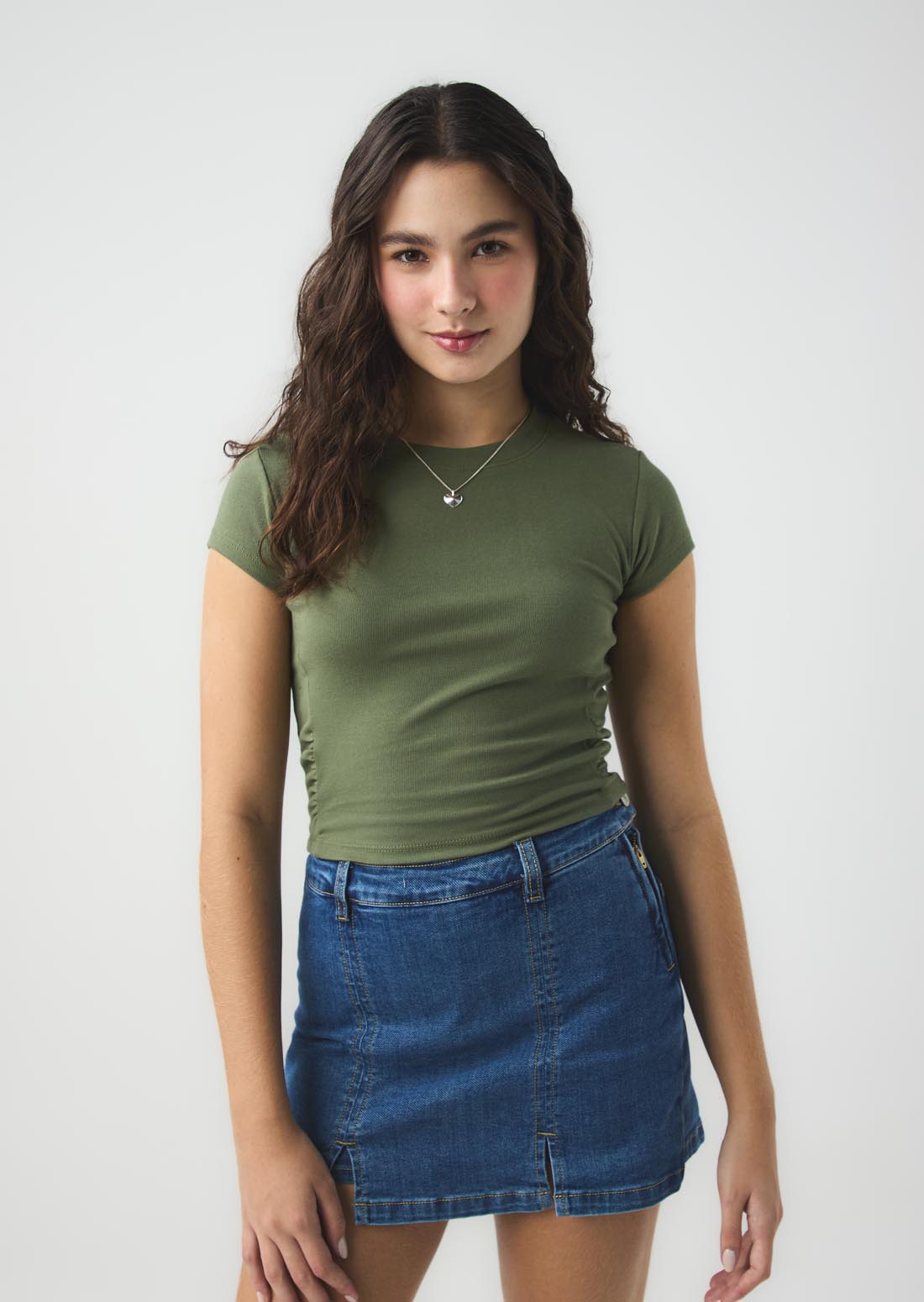 Camiseta verde militar con recogido en costados para jóvenes