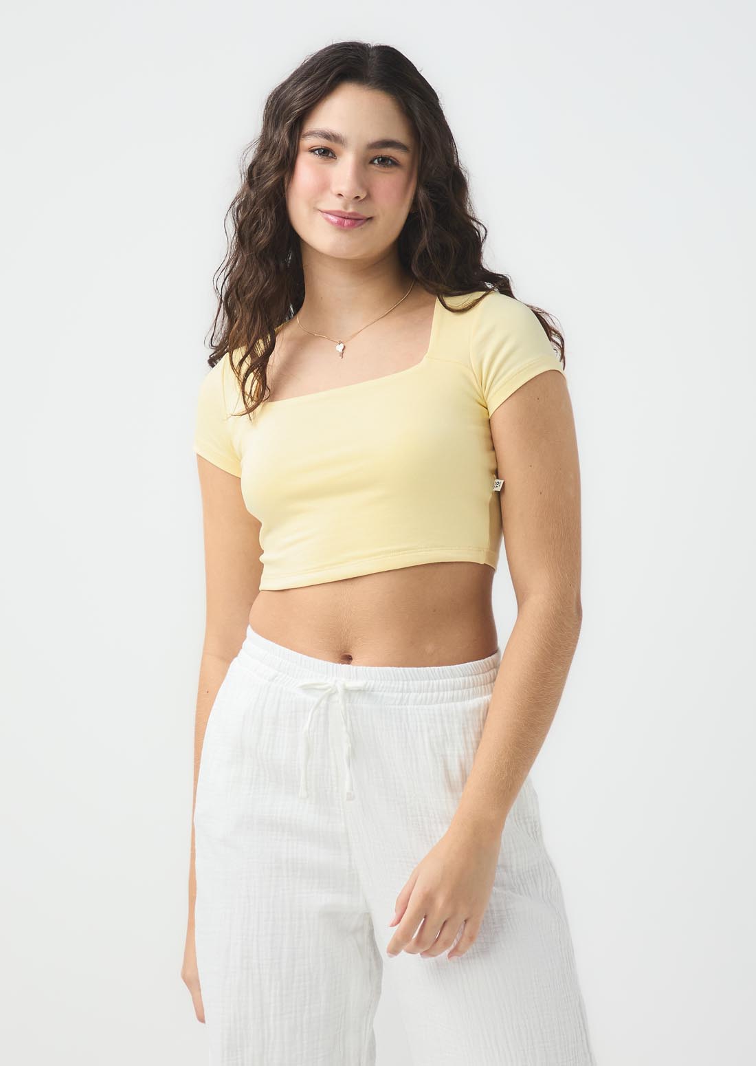 Camiseta amarillo pastel con escote cuadrado para jóvenes