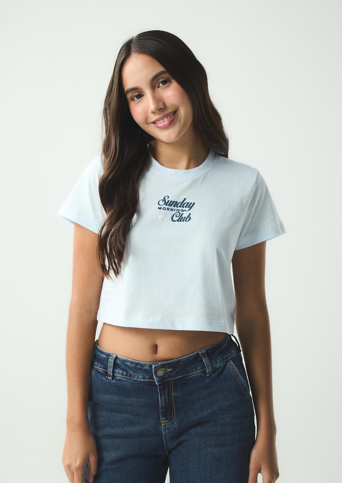 Camiseta azul claro con cuello en rib para jóvenes