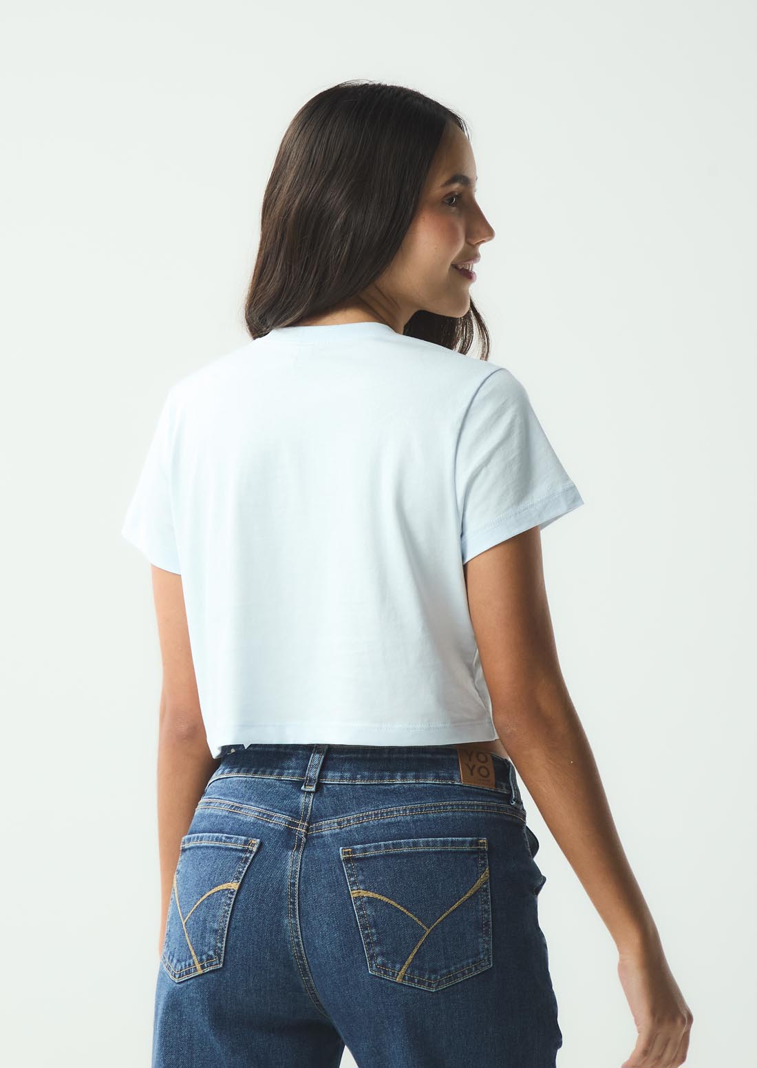 Camiseta azul claro con cuello en rib para jóvenes