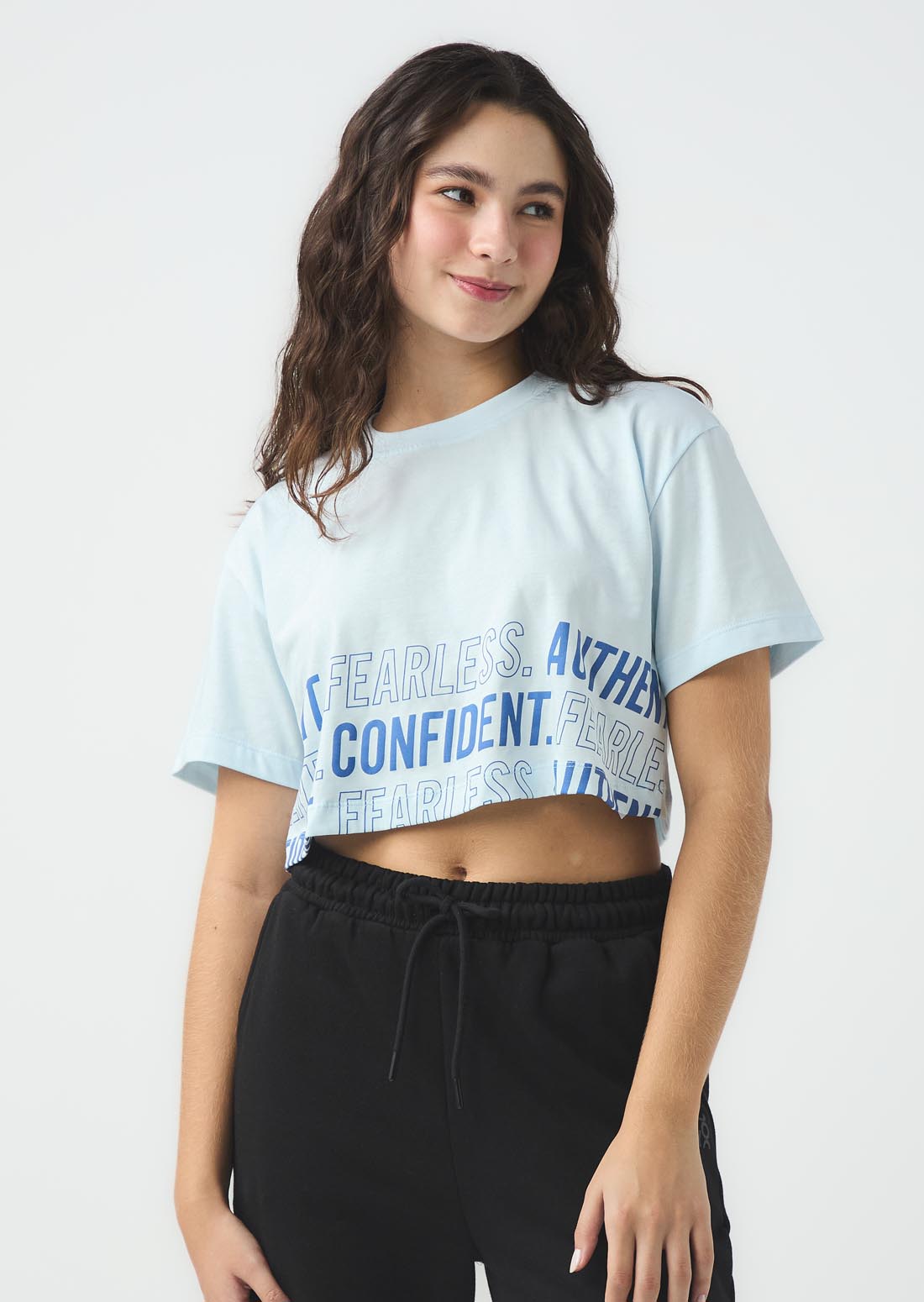 Camiseta azul con estampado en ruedo para jóvenes
