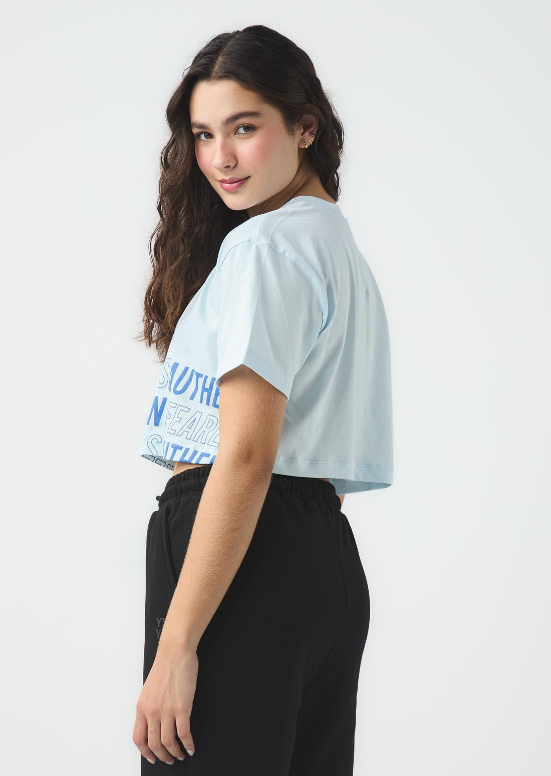 Camiseta azul con estampado en ruedo para jóvenes