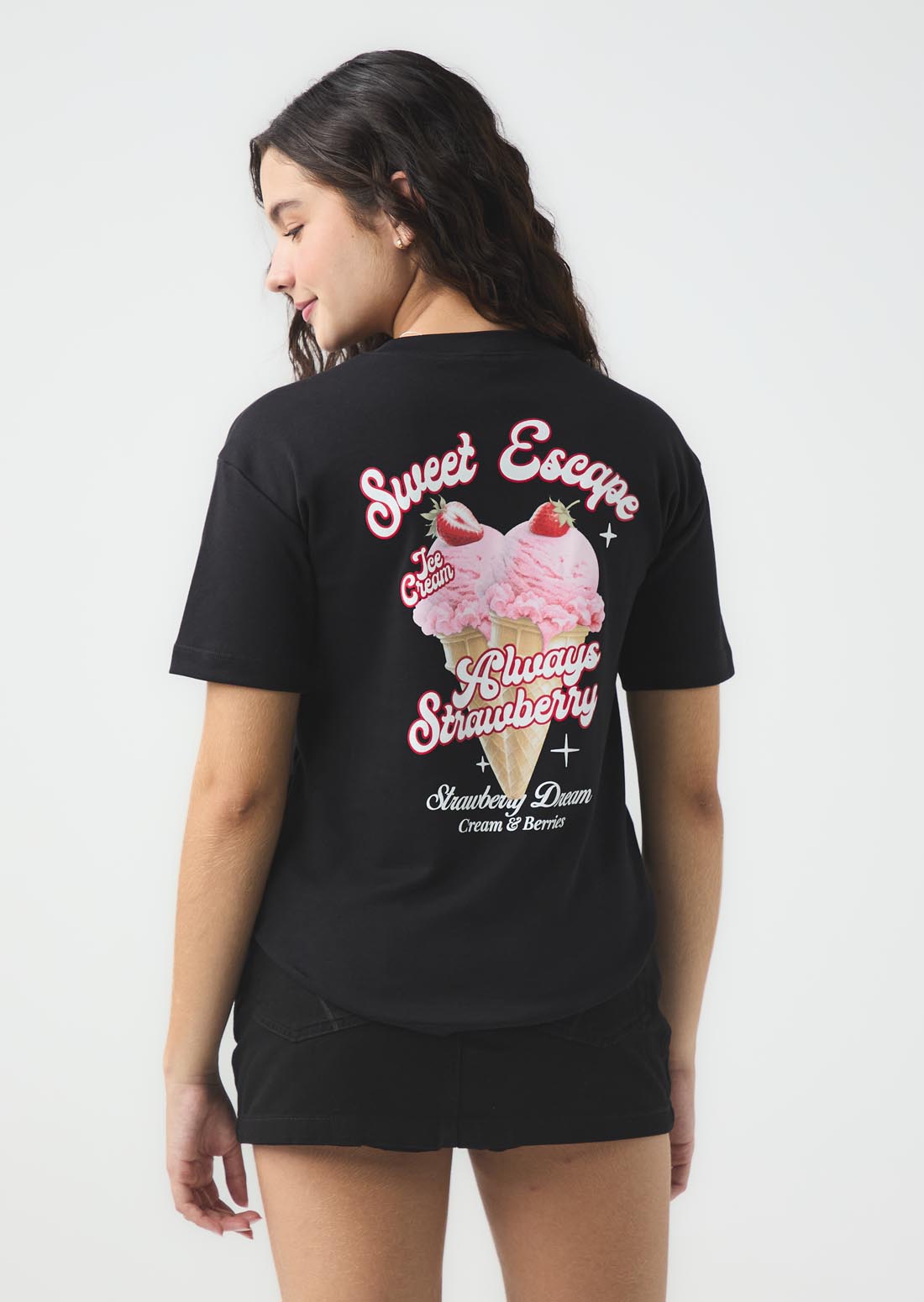 Camiseta negra en frente para jóvenes