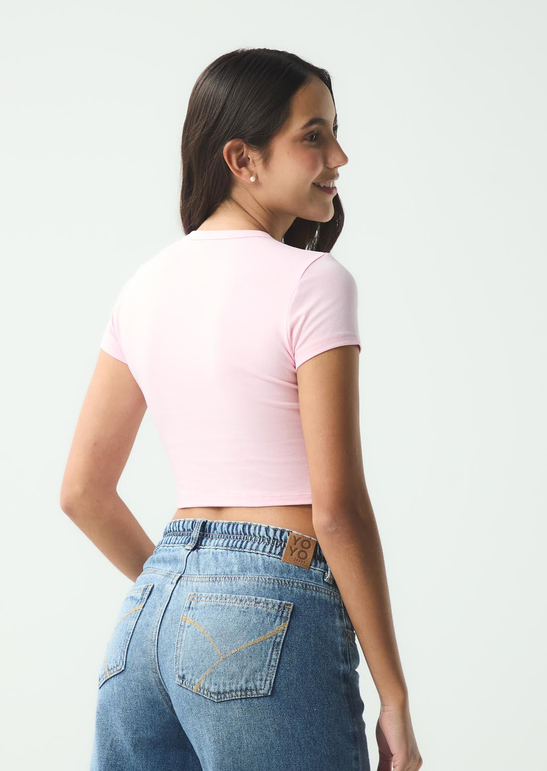 Camiseta rosa claro con bordado en frente para jóvenes