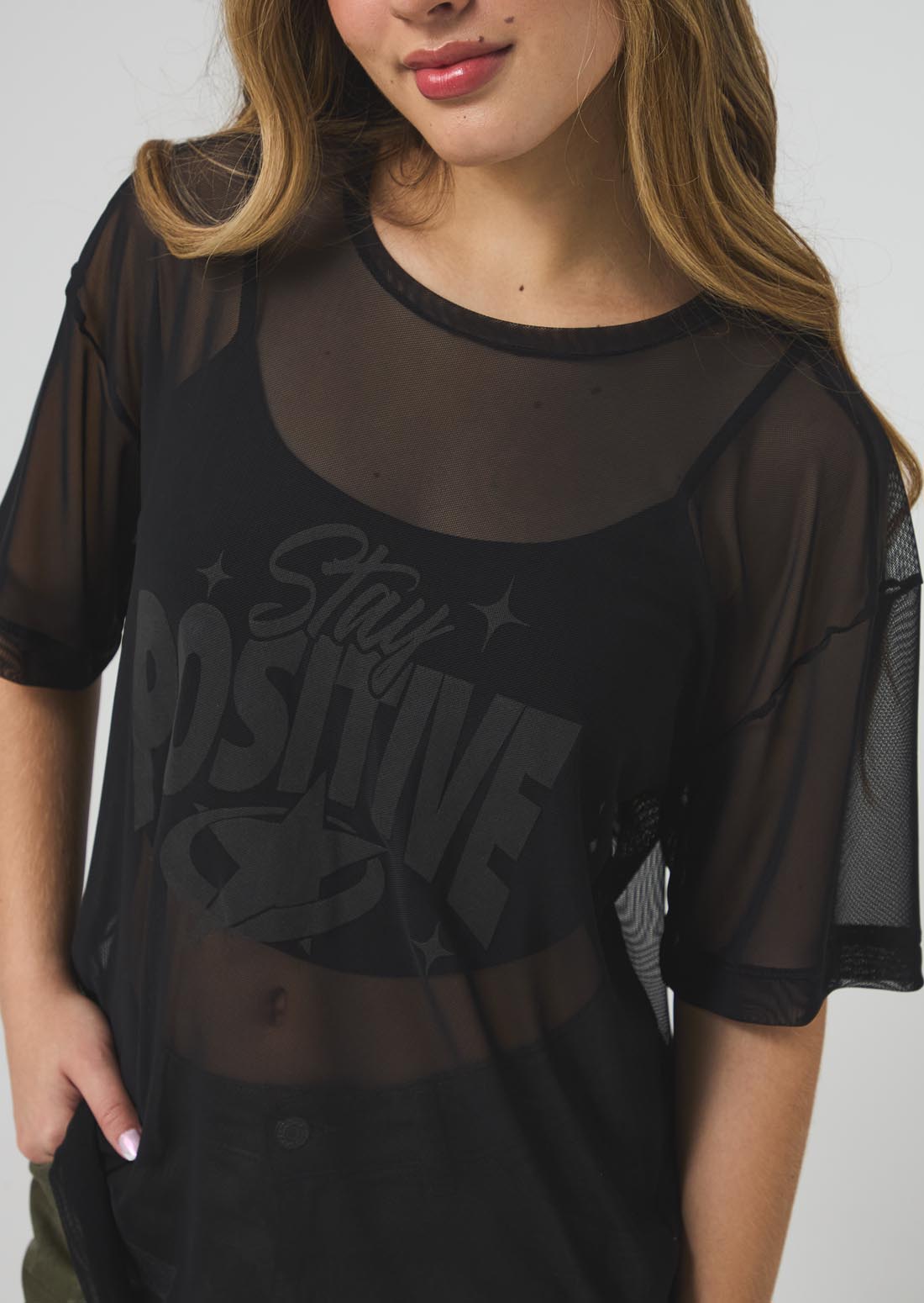 Camiseta negra manga corta doble prenda para jóvenes