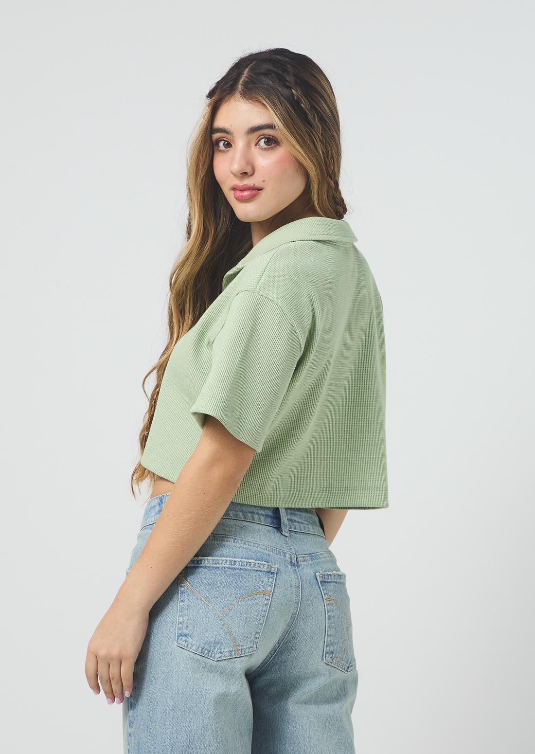 Camiseta pistacho tipo polo para jóvenes