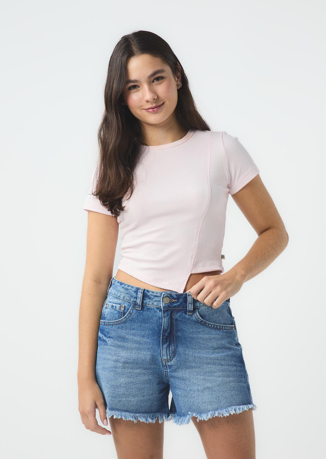 Camiseta rosa pastel con corte asimétrico para jóvenes