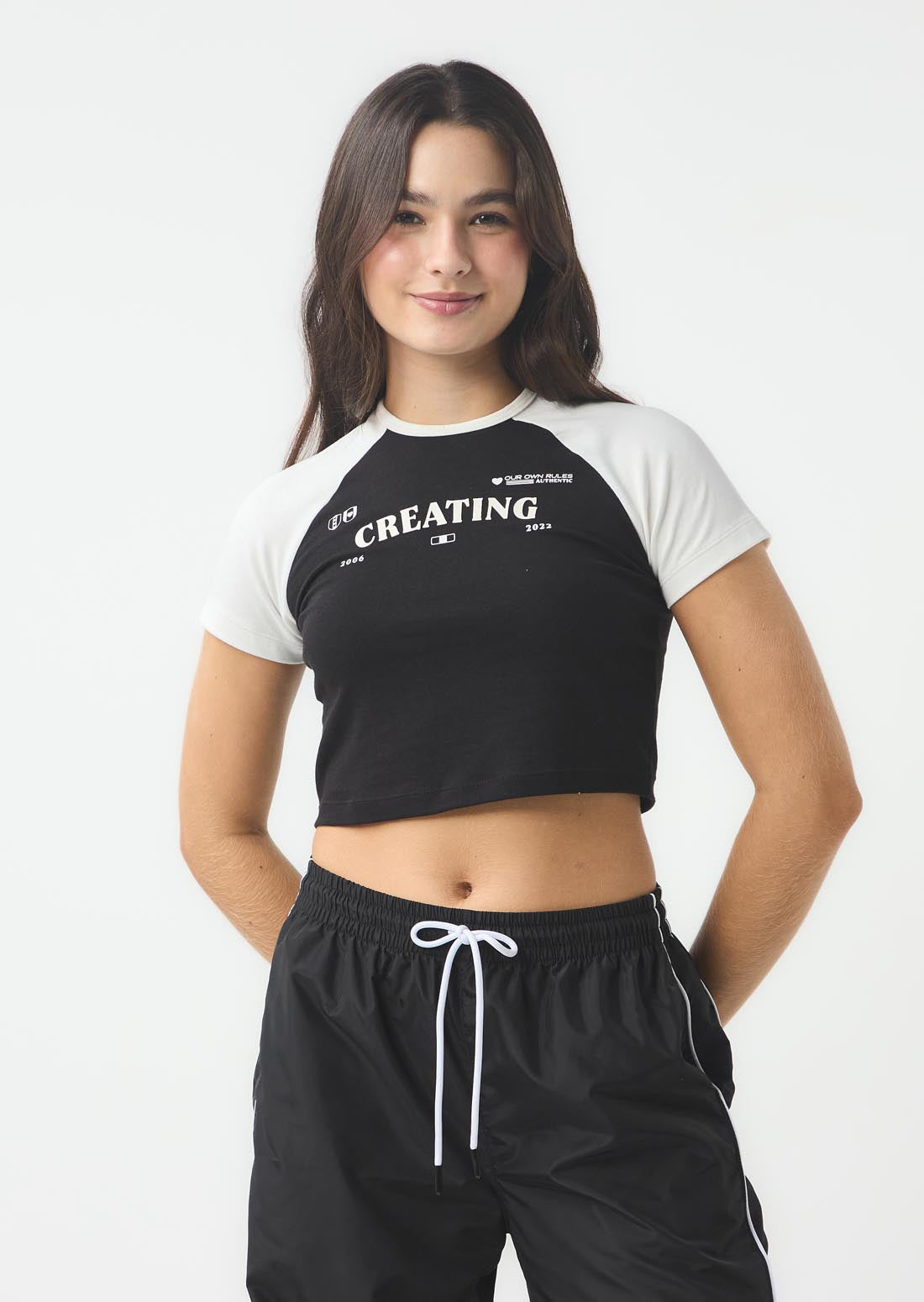 Camiseta negra con contraste en mangas para jóvenes
