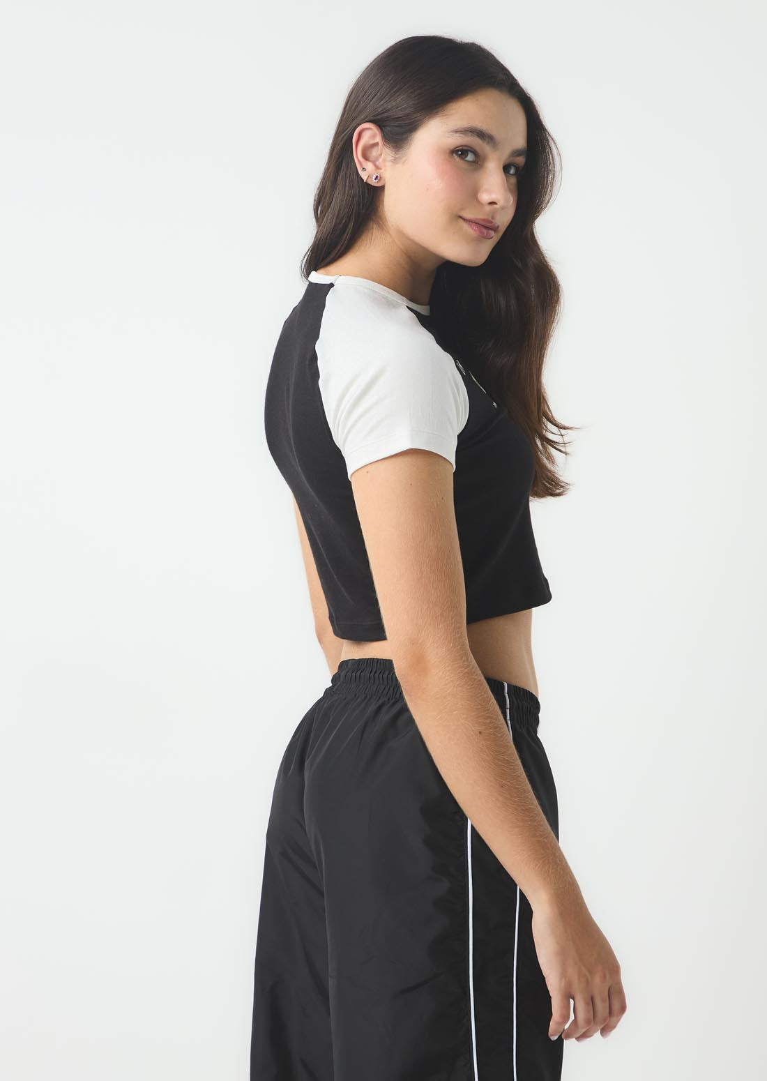 Camiseta negra con contraste en mangas para jóvenes