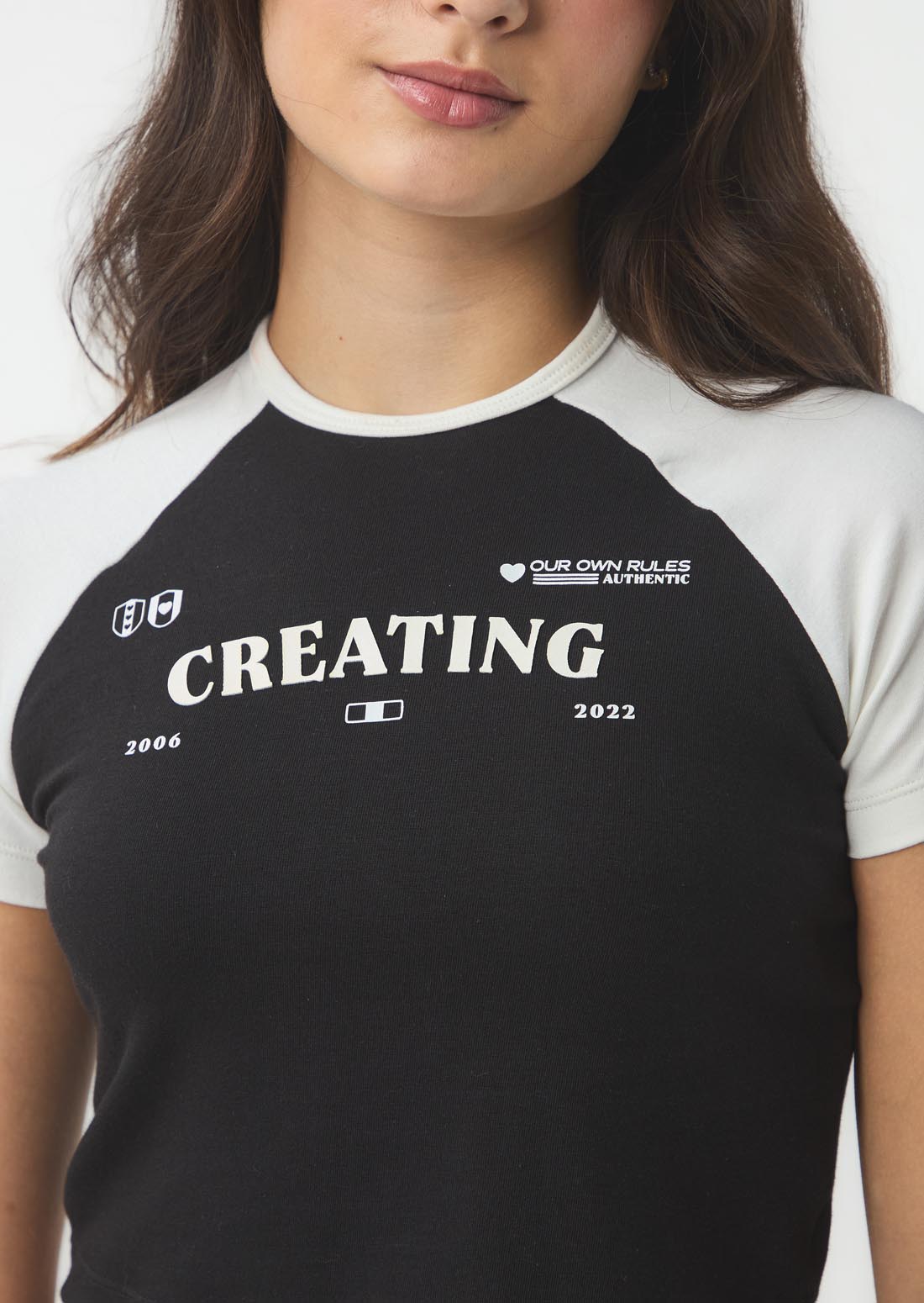 Camiseta negra con contraste en mangas para jóvenes