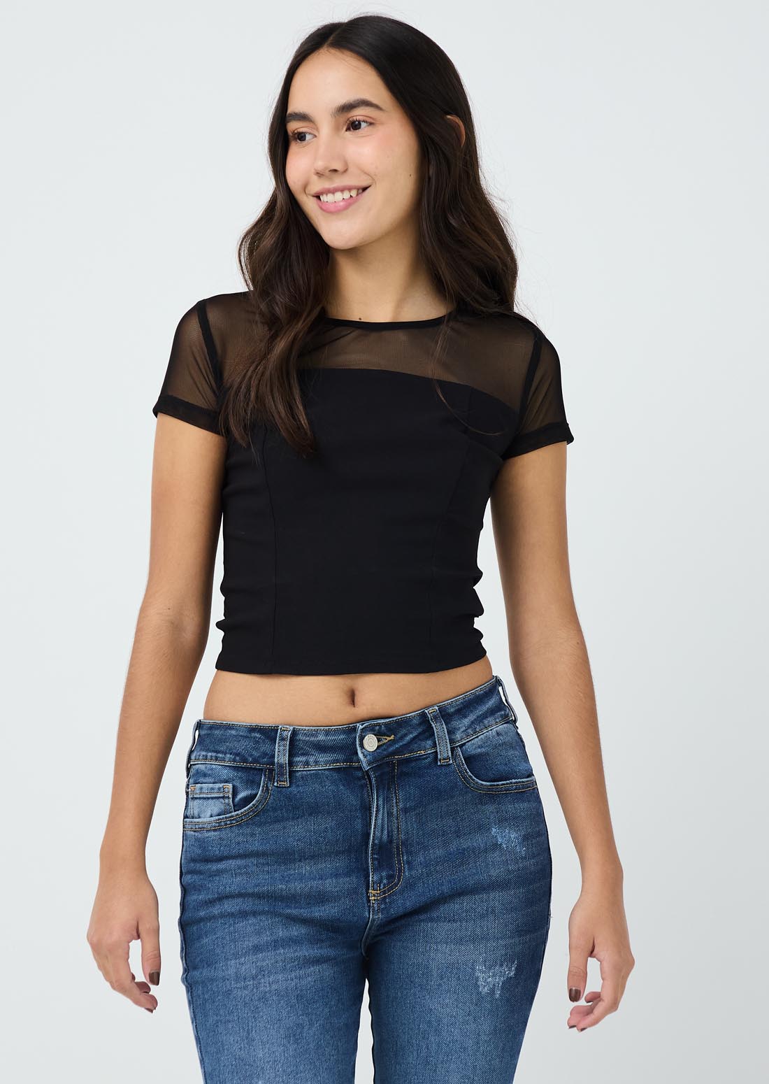 Blusa negra con piezas en malla para jóvenes