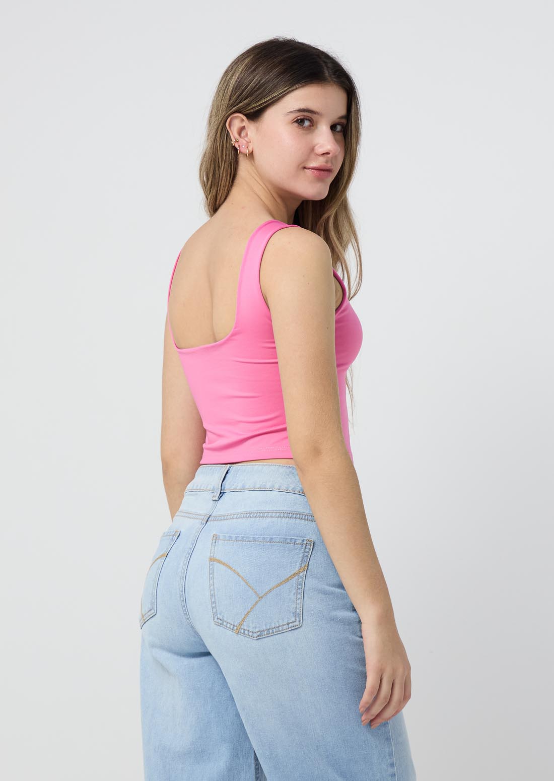 Camiseta fucsia y escote en espalda para jóvenes