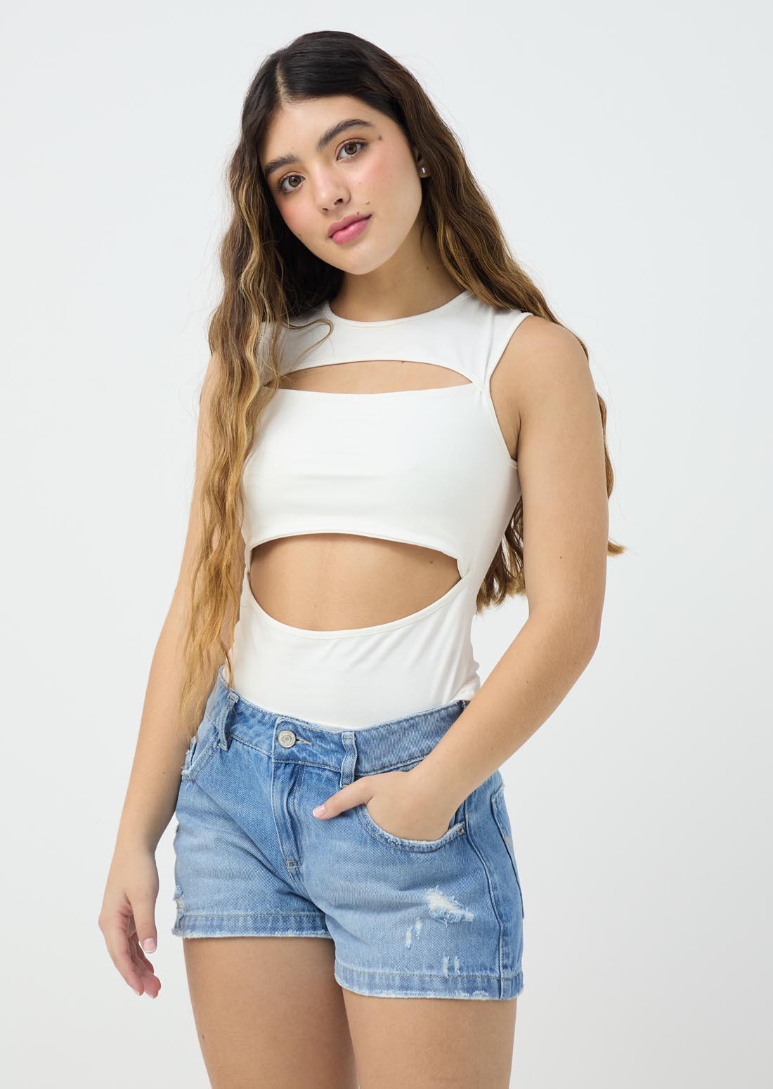 Camiseta marfil con abertura para jóvenes