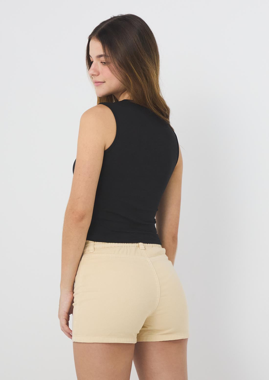 Camiseta negra con abertura para jóvenes