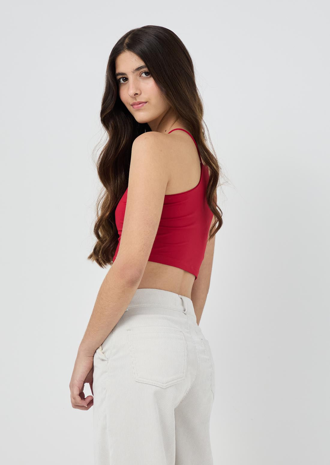 Camiseta roja de tiras y básica para jóvenes