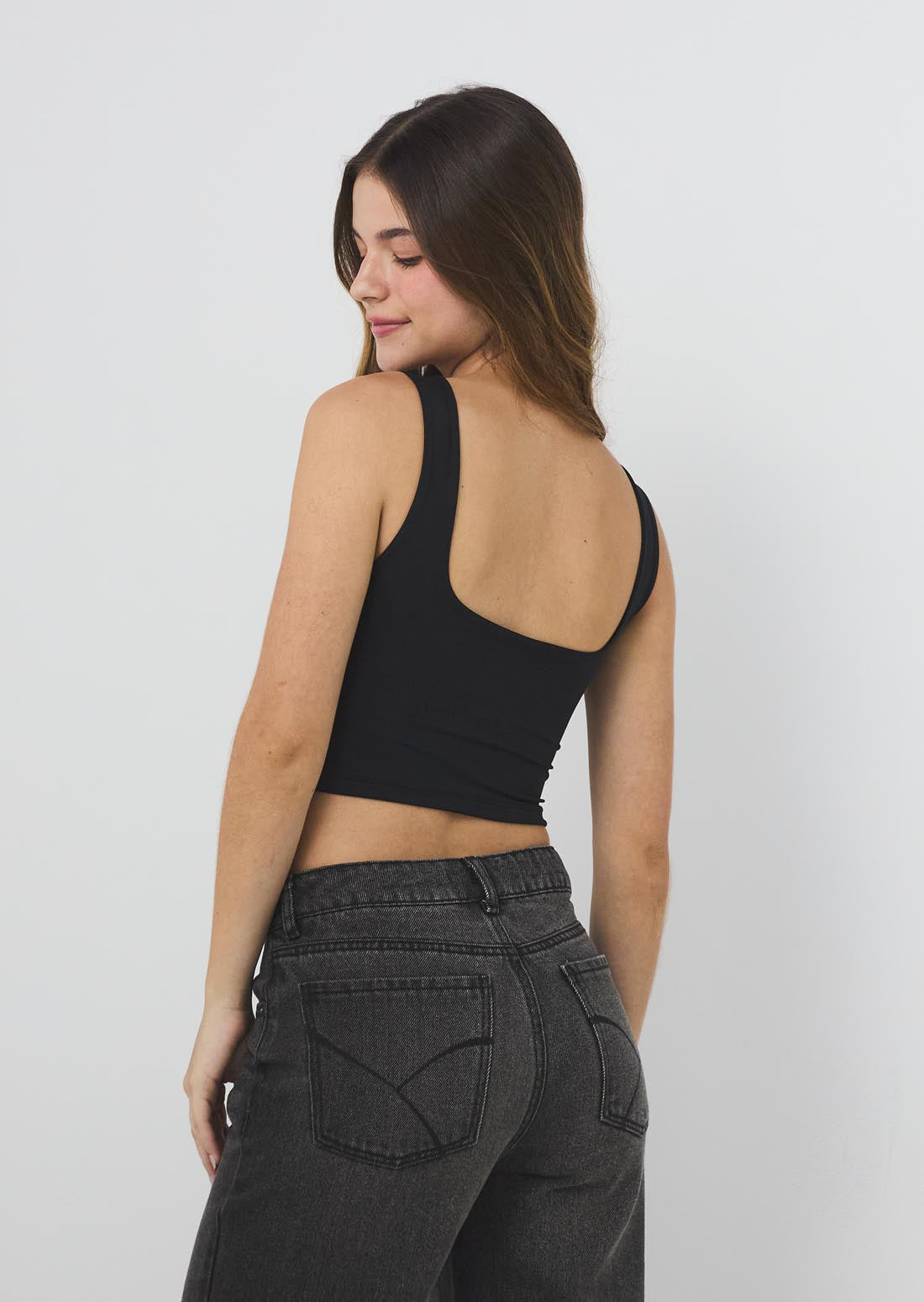 Camiseta negra con escote en espalda para jóvenes