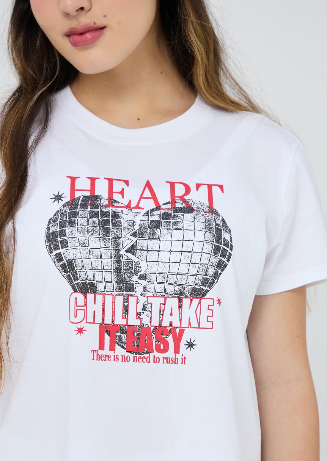 Camiseta blanca estampada para jóvenes