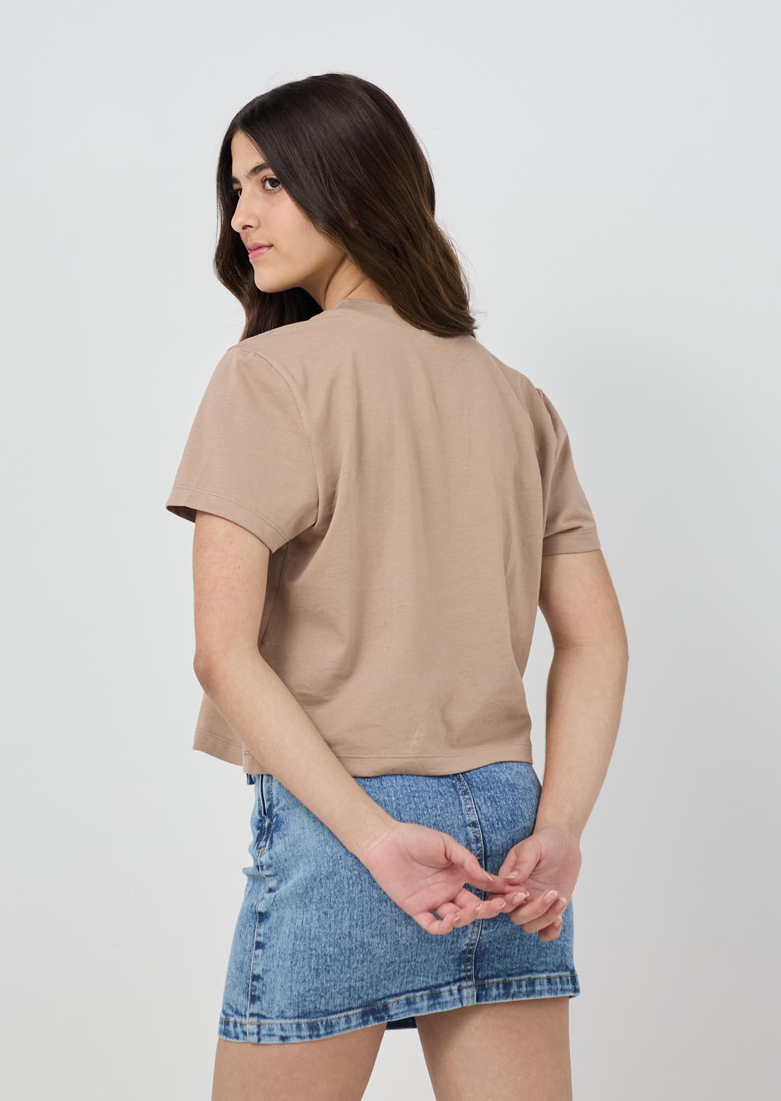 Camiseta taupe con estampado en frente para jóvenes