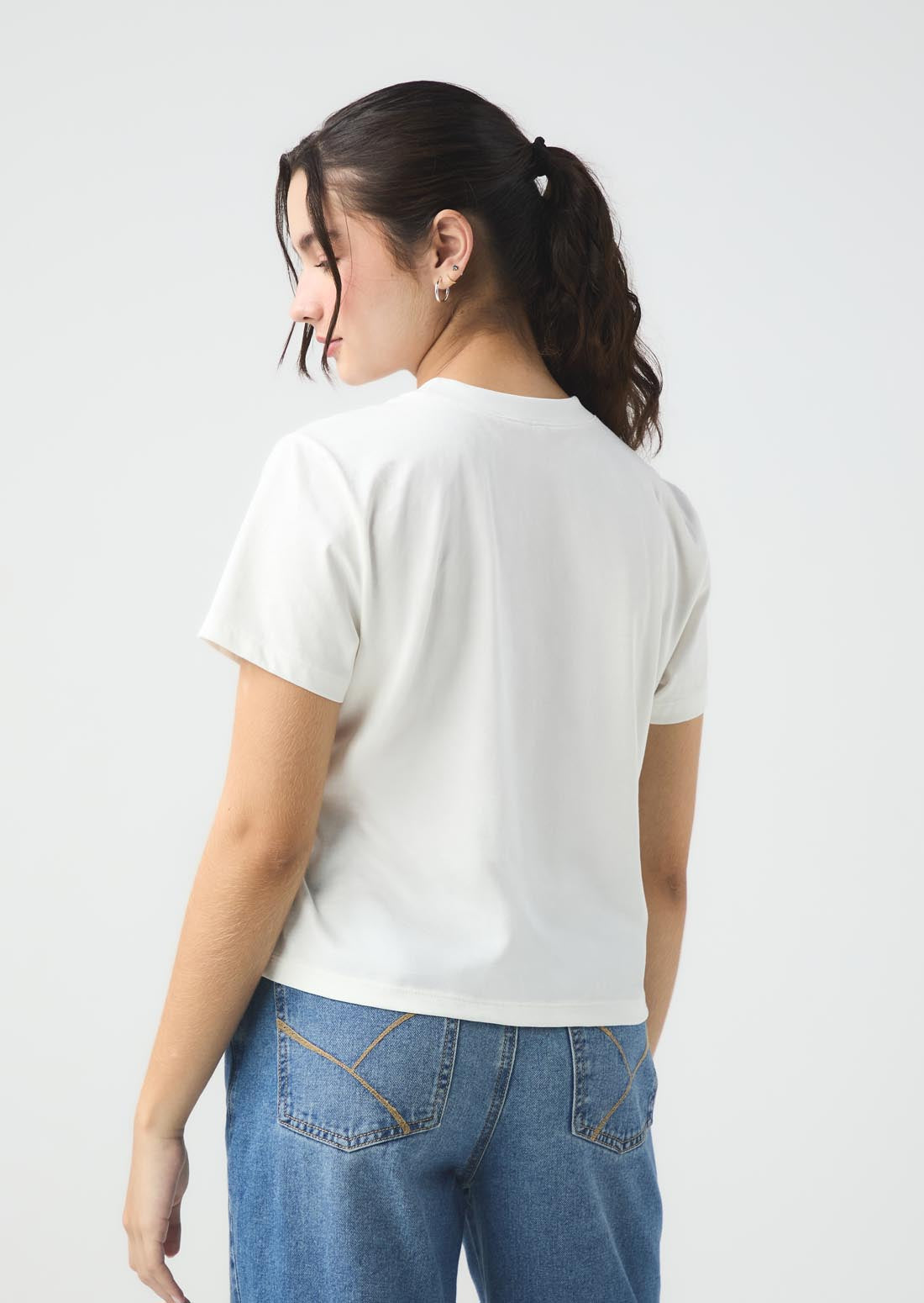 Camiseta blanca estampada para jóvenes