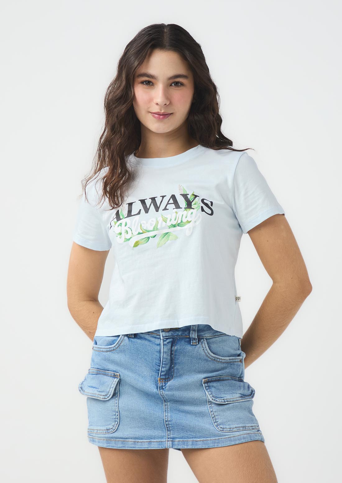 Camiseta azul claro con estampado en frente para jóvenes