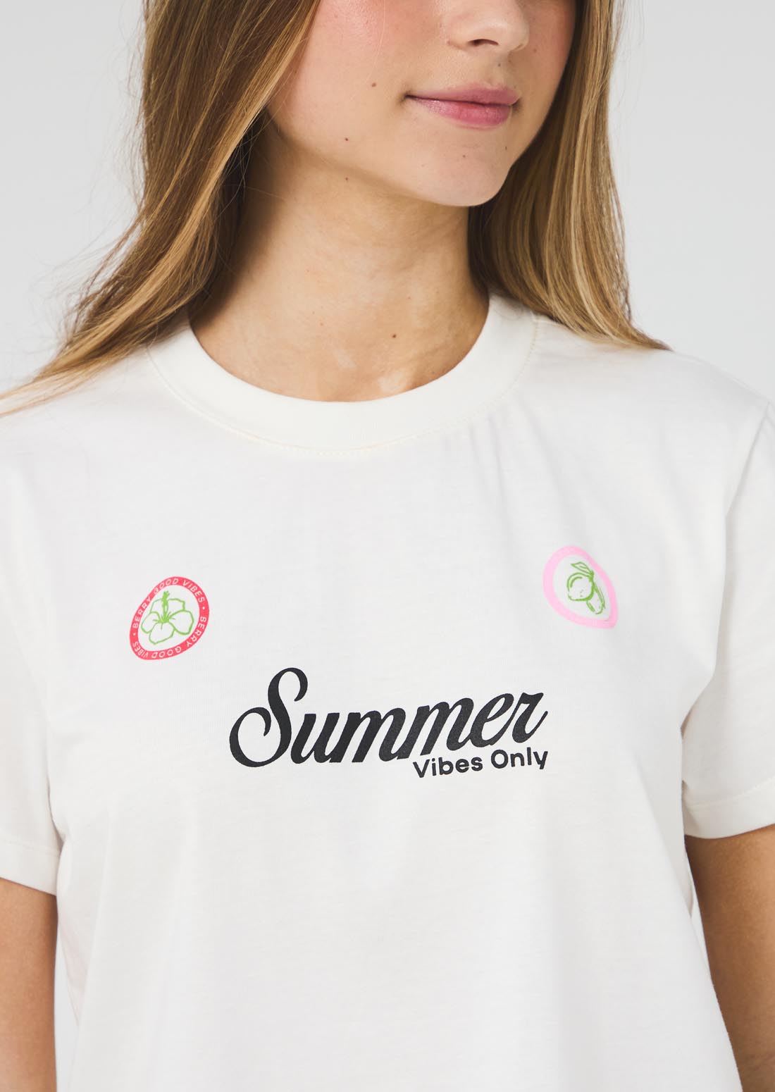 Camiseta marfil con estampado en frente para jóvenes