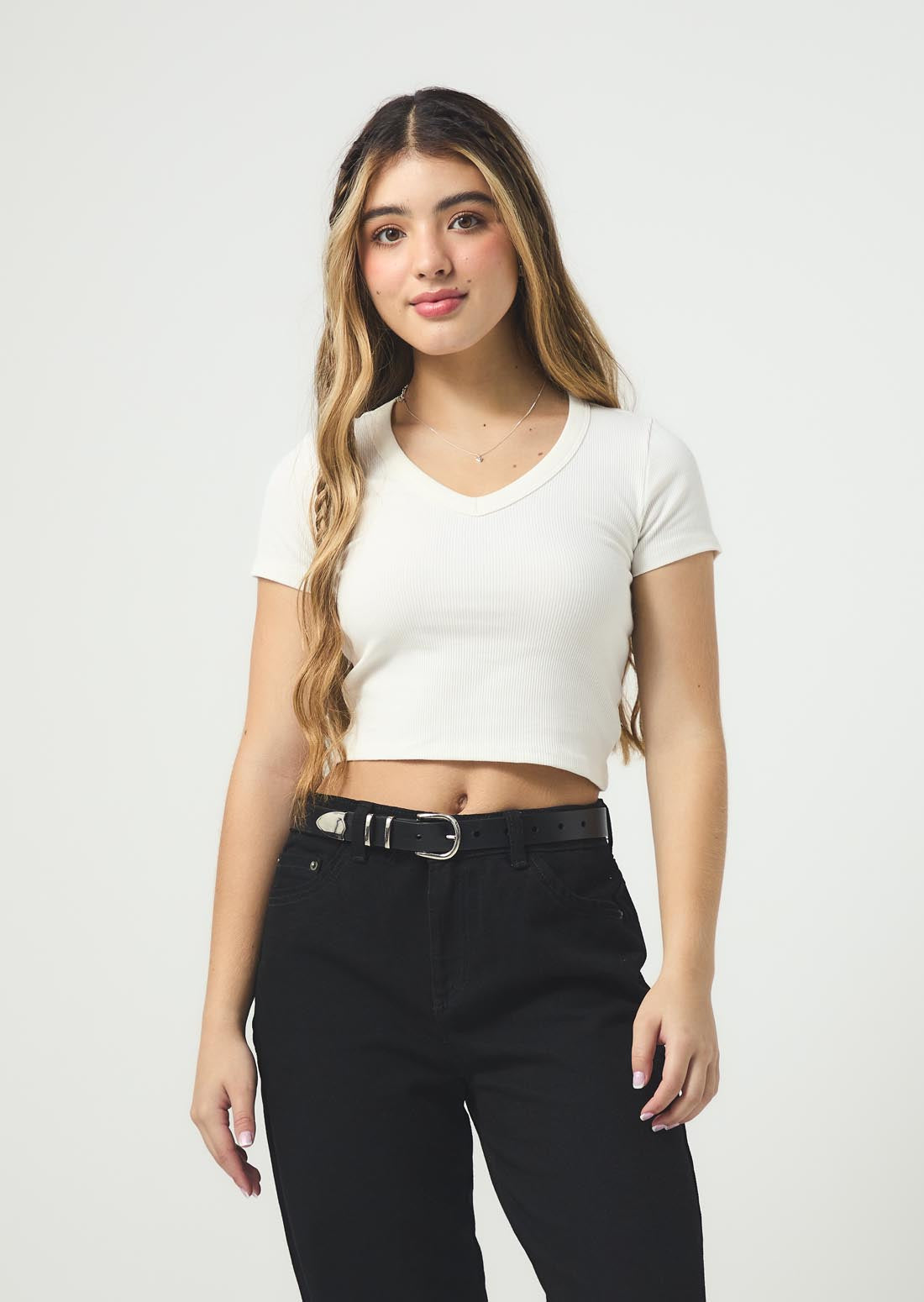 Camiseta marfil con escote en V para jóvenes