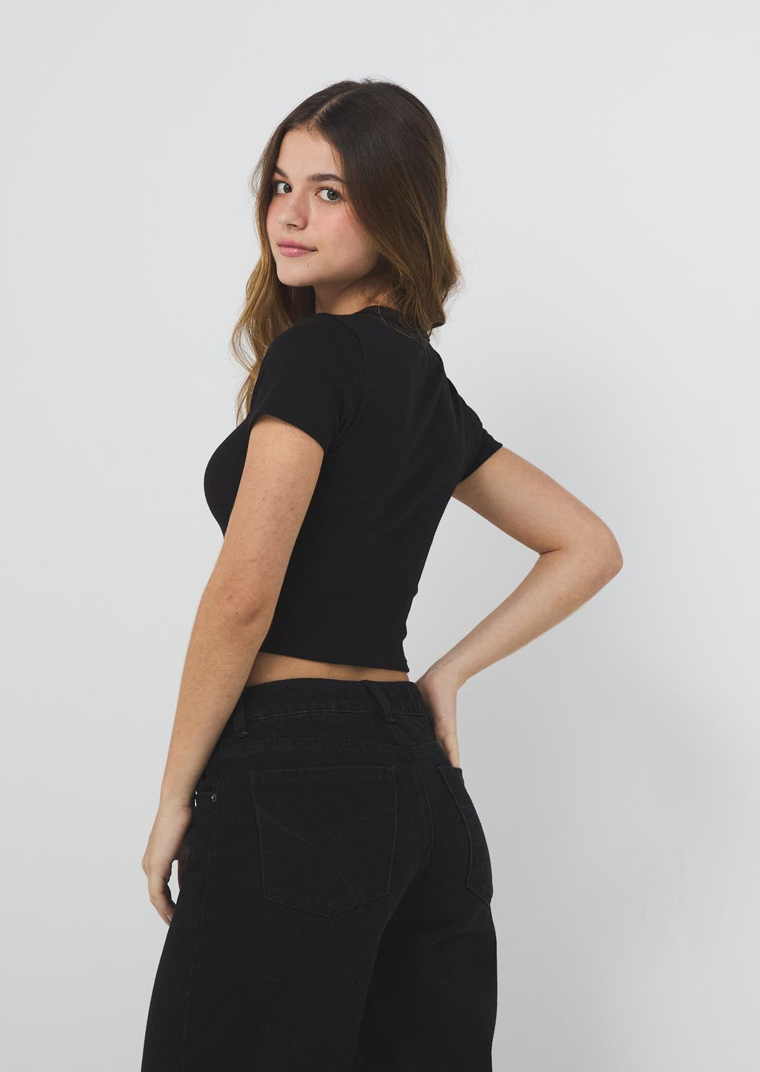 Camiseta negra con escote en V para jóvenes