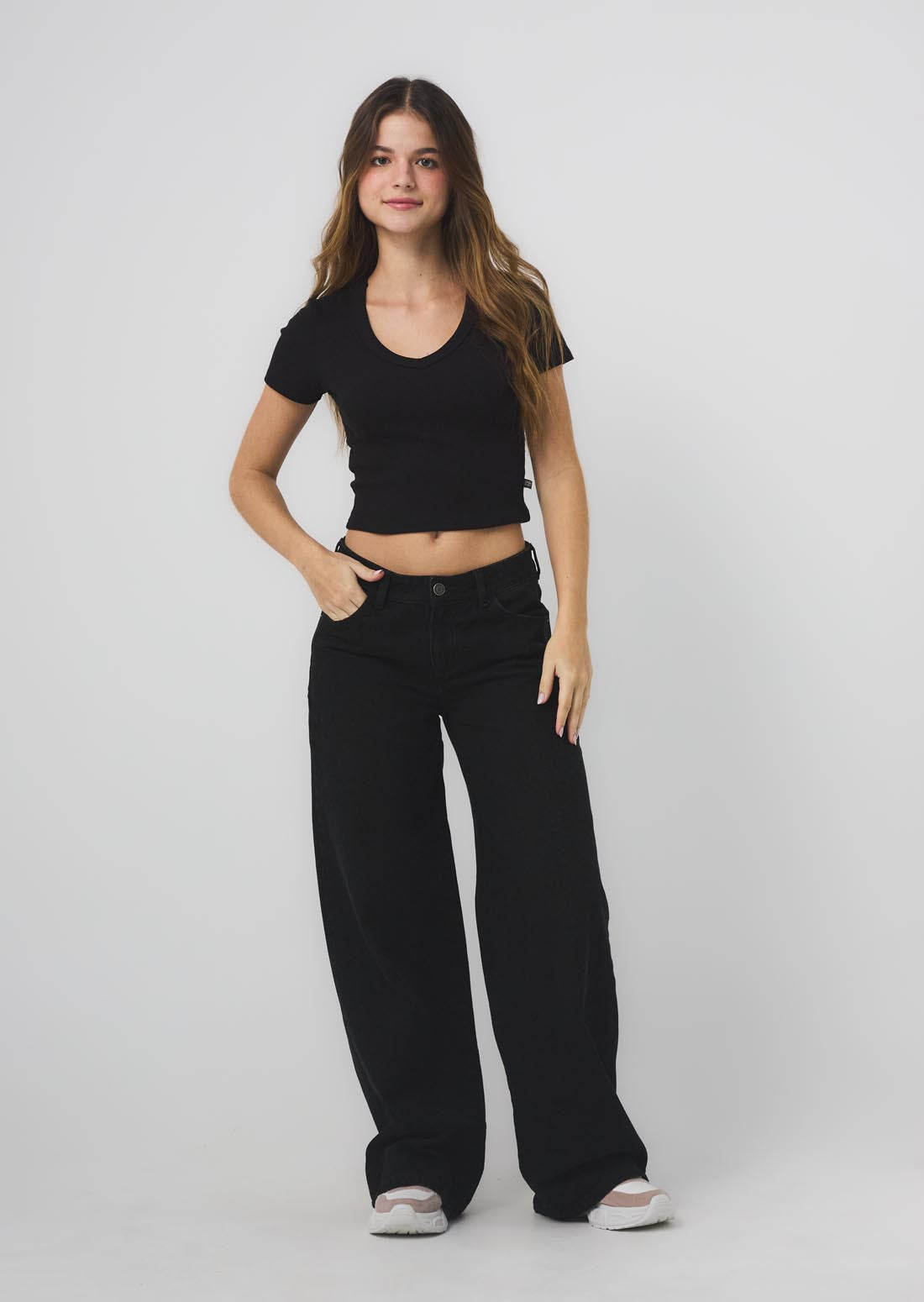 Camiseta negra con escote en V para jóvenes