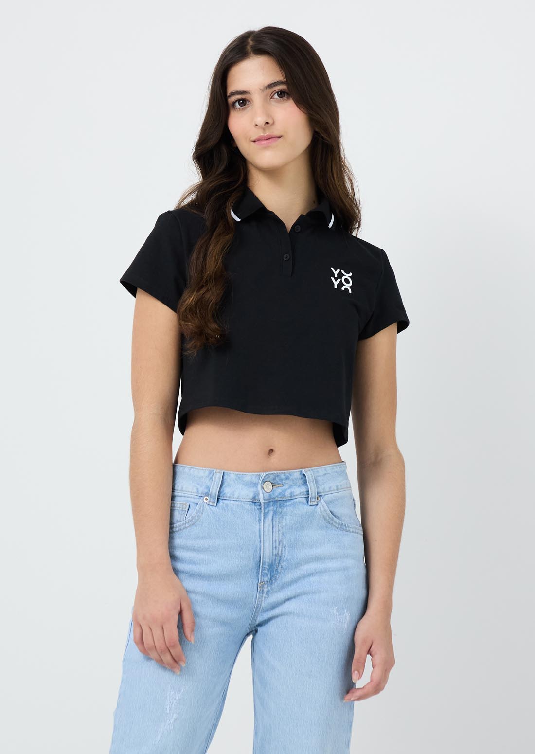 Camiseta negra tipo polo para jóvenes