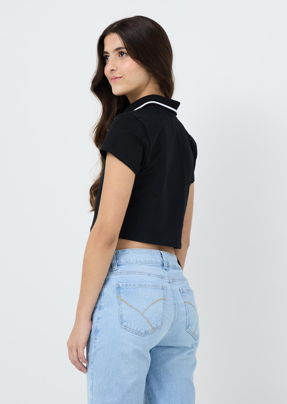 Camiseta negra tipo polo para jóvenes