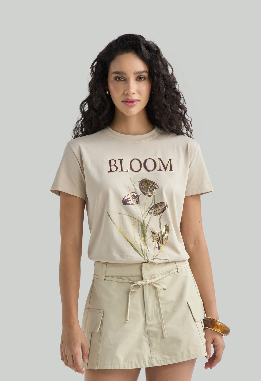 Camiseta arena estampada en frente grande para mujer