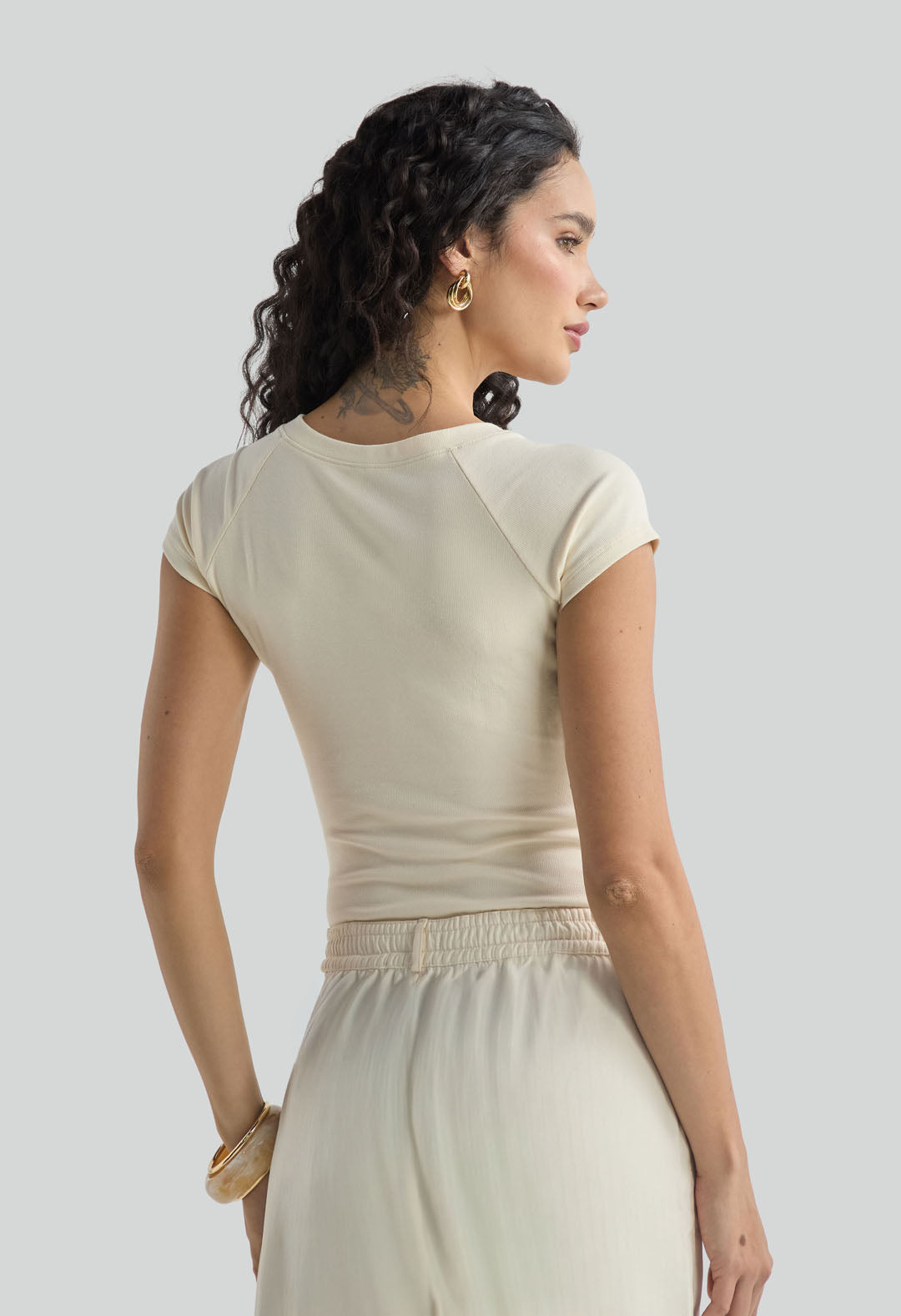 Camiseta marfil con cuello en V para mujer