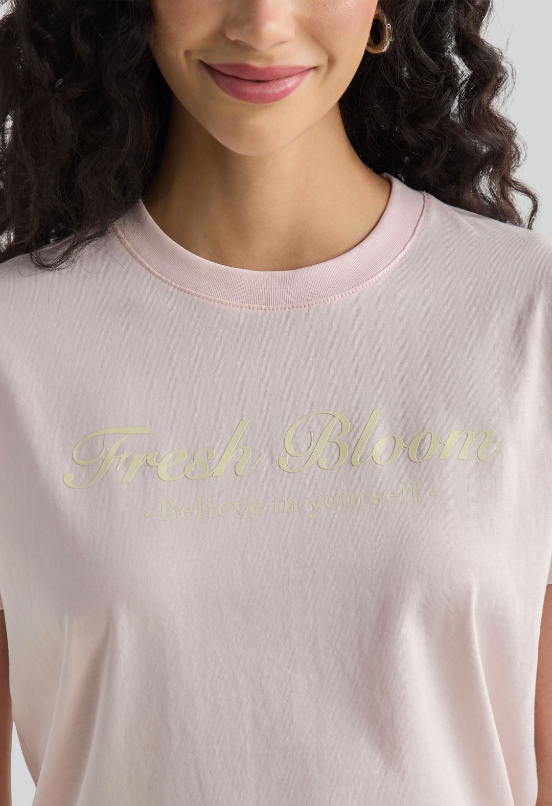 Camiseta rosa claro con cuello redondo para mujer