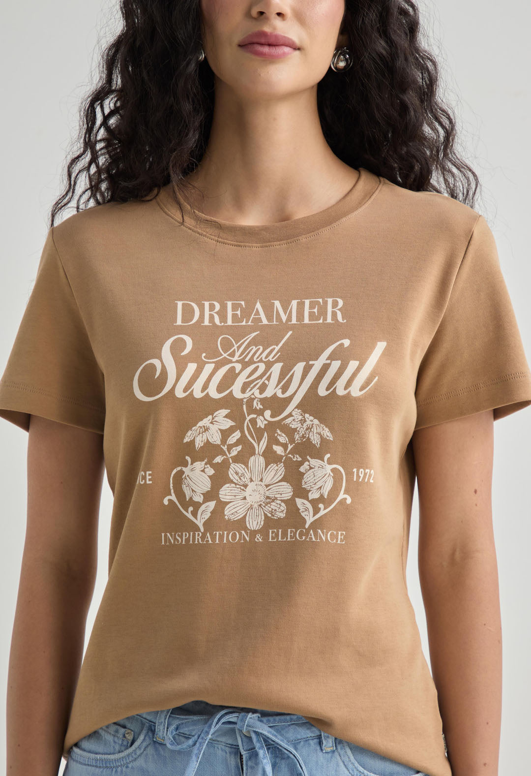 Camiseta camel estampada en frente para mujer