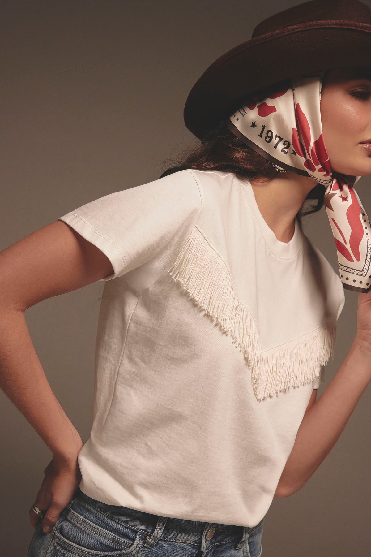 Camiseta color marfil con flecos para mujer