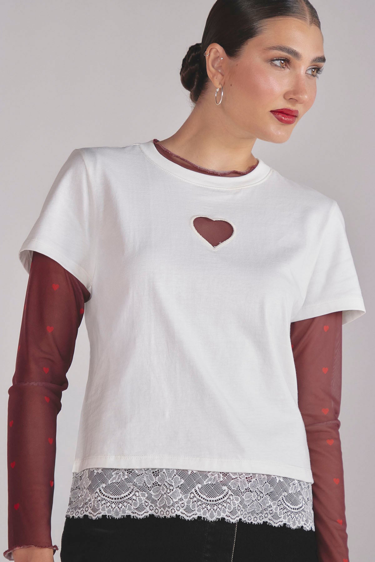 Camiseta marfil con ruedo en encaje para mujer