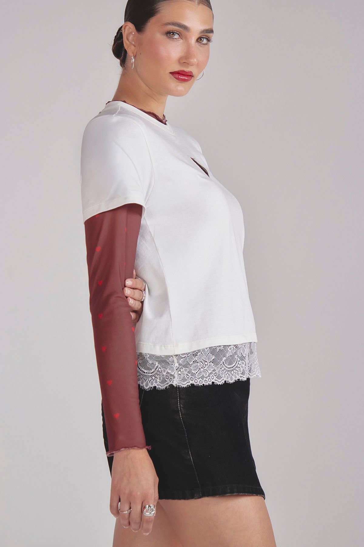 Camiseta marfil con ruedo en encaje para mujer