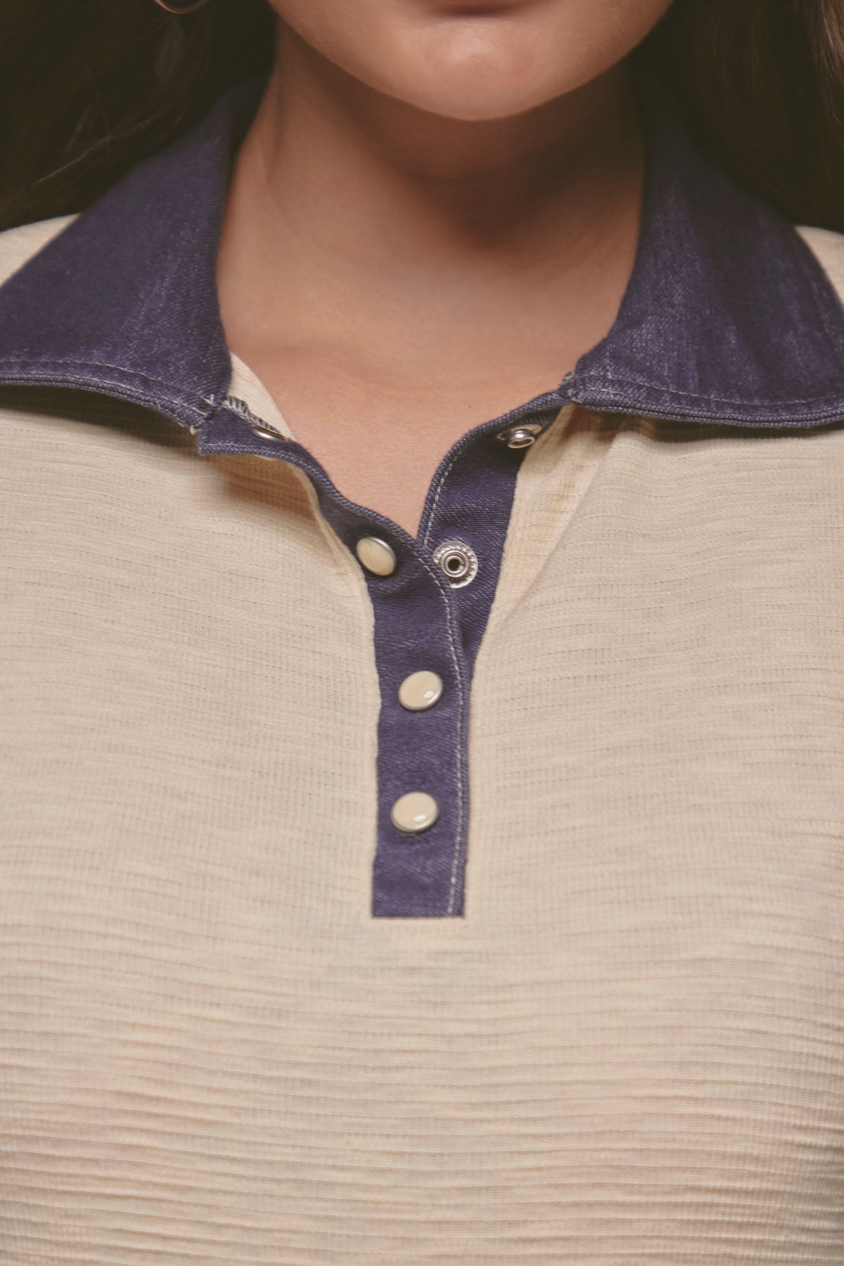 Camiseta marfil con cuello efecto denim para mujer