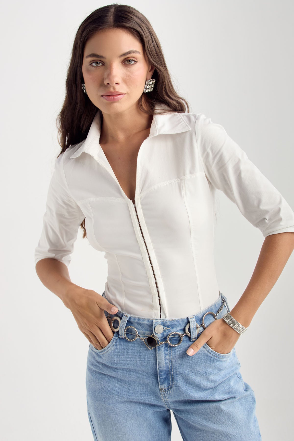 Camisa marfil con cortes enfrente para mujer